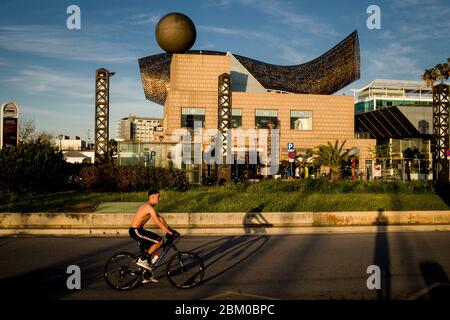 Barcelona, Spain. 06th May, 2020. May 6, 2020, Barcelona, Catalonia, Spain - Early in the morning a man is cycling along Barcelona's seafront. De-escalation measures on the coronavirus confinement allow the Spaniards to go out for a walk or do sports a few hours a day following certain schedules, today Spanish Congress votes on new extension to state of alarm.Jordi Boixareu/Alamy Live News Stock Photo