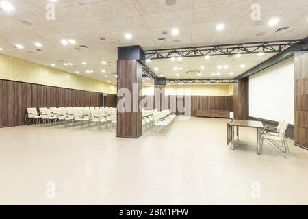 Cnference room with speaker table and screen Stock Photo