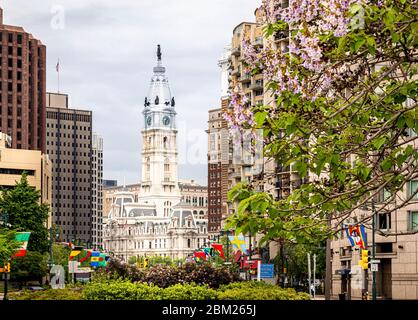 City Hall as seen from the Ben Franklin Parkway in downtown Philadelphia, Pennsylvania, USA. Stock Photo