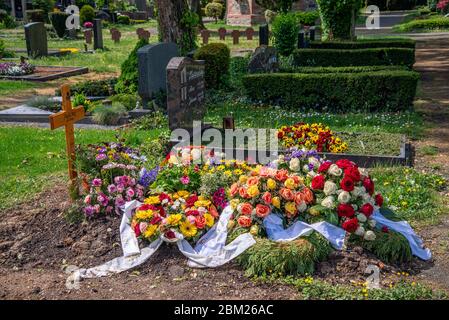 New grave with flower decoration at the old cemetery of Oberursel near Frankfurt Stock Photo