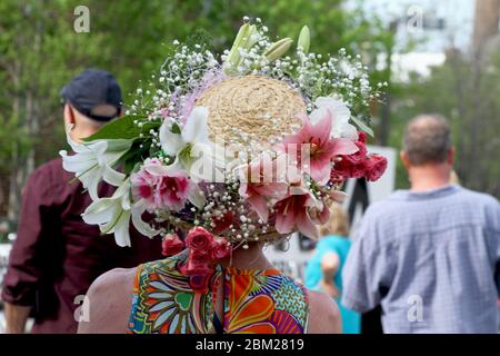 Sun hat decorated with lilies and other flowers for the traditional Easter Parade in Richmond, Virginia, USA Stock Photo