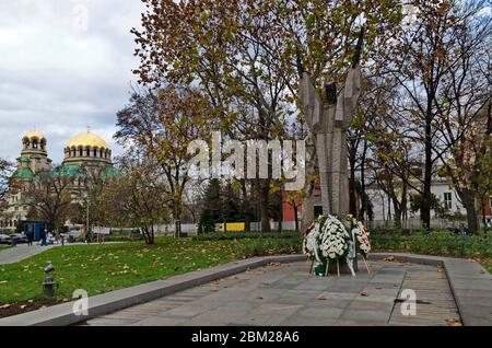 Statue of Kliment Ohridski in the city center on the background of the Golden domes of St. Alexander Nevsky Cathedral of Sofia, Bulgaria, Europe Stock Photo