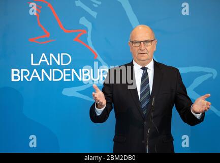 Potsdam, Germany. 06th May, 2020. Dietmar Woidke (SPD), Minister President of Brandenburg, will speak at a press conference about the results of the Federal-Länder Conference and the associated easing of restrictions for the state of Brandenburg. Credit: Soeren Stache/dpa-Zentralbild/ZB/dpa/Alamy Live News Stock Photo