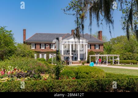 Boone Hall Plantation, founded in 1681, in Mount Pleasant, South Carolina. A preserved mansion surrounded by vibrant gardens. Stock Photo