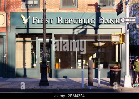 First Republic Bank, 442 6th Avenue, New York, NYC storefront photo of a bank branch in the Greenwich Village neighborhood of Manhattan Stock Photo