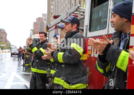 New York, United States. 06th May, 2020. Health professionals are honored by residents and fire officials in front of NYU Langone hospital on Manhattan Island in New York City in the United States. New York City is the epicenter of the Coronavirus pandemic (COVID-19). Credit: Brazil Photo Press/Alamy Live News