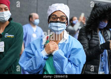 New York, United States. 06th May, 2020. Health professionals are honored by residents and fire officials in front of NYU Langone hospital on Manhattan Island in New York City in the United States. New York City is the epicenter of the Coronavirus pandemic (COVID-19). Credit: Brazil Photo Press/Alamy Live News Stock Photo