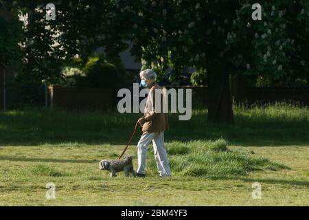 WIMBLEDON LONDON, 7 May 2020. UK. People seen jogging and walking their pets on Wimbledon common on a sunny morning as Prime Minister Boris Johnson meets his cabinet ministers today to discuss relaxing the six-week coronavirus lockdown which will start to be eased on Monday. Credit: amer ghazzal/Alamy Live News Stock Photo
