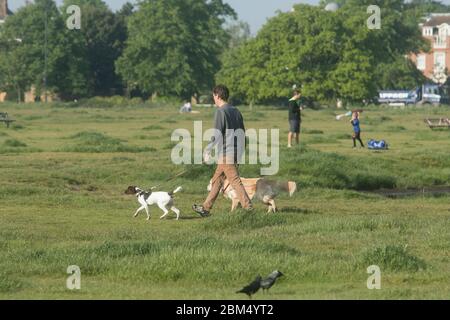 WIMBLEDON LONDON, 7 May 2020. UK. People seen jogging and walking their pets on Wimbledon common on a sunny morning as Prime Minister Boris Johnson meets his cabinet ministers today to discuss relaxing the six-week coronavirus lockdown which will start to be eased on Monday. Credit: amer ghazzal/Alamy Live News Stock Photo
