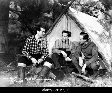 LAURENCE OLIVIER ANTON WALBROOK and LESLIE HOWARD on set posed publicity still for 49TH PARALLEL 1941 director MICHAEL POWELL original story and screenplay EMERIC PRESSBURGER Ortus Films / General Film Distributors (GFD) Stock Photo