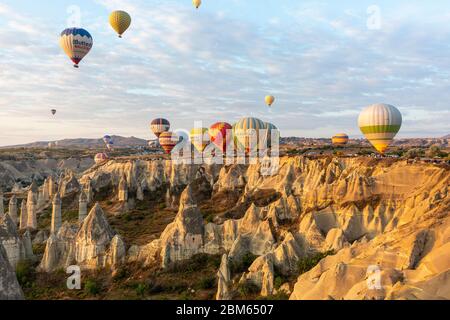 Heißluftballon am Morgen in der erodierten Landschaft bei Göreme, Kappadokien, Anatolien, Türkei Stock Photo
