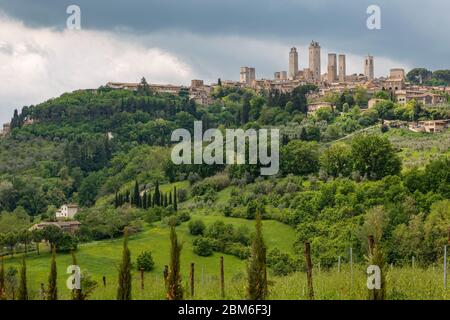 San Gimignano ist eine italienische Kleinstadt in der Toskana mit einem mittelalterlichen Stadtkern. San Gimignano wird auch „Mittelalterliches Manhat Stock Photo