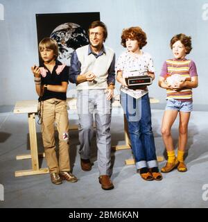 Technik für Kinder, Fernsehserie, Deutschland 1975 - 1980, Folge: Wie kann man Zeit messen, Moderator: Volker Arzt mit Kindern