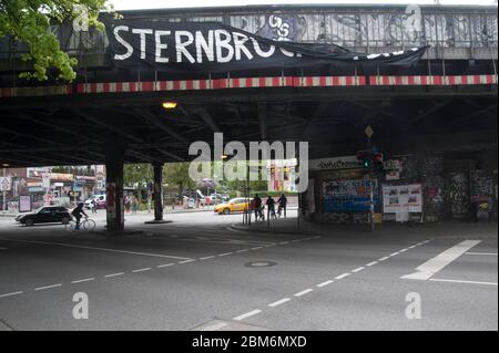 Ein Transparent 'Sternbrücke bleibt' als Zeichen des Protests gegen den geplanten Abriss und Neubau der Sternbrücke in der Sternschanze. Hamburg, 05.0 Stock Photo