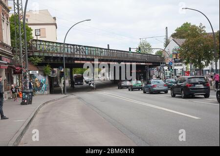 Ein Transparent 'Sternbrücke bleibt' als Zeichen des Protests gegen den geplanten Abriss und Neubau der Sternbrücke in der Sternschanze. Hamburg, 05.0 Stock Photo