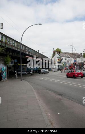 Ein Transparent 'Sternbrücke bleibt' als Zeichen des Protests gegen den geplanten Abriss und Neubau der Sternbrücke in der Sternschanze. Hamburg, 05.0 Stock Photo