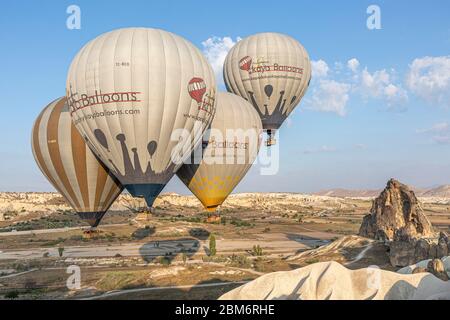 Heißluftballon am Morgen in der erodierten Landschaft bei Göreme, Kappadokien, Anatolien, Türkei Stock Photo
