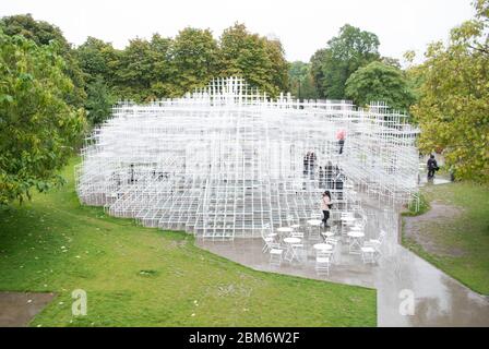 Summer Pavilion Serpentine Galleries Serpentine Pavilion 2013, Kensington Gardens, London, W2 3XA by Sou Fujimoto Stock Photo