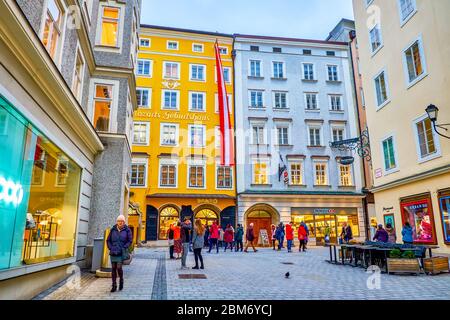Mozart's birthplace, Hagenauerhaus house, Getreidegasse alley, Salzburg ...