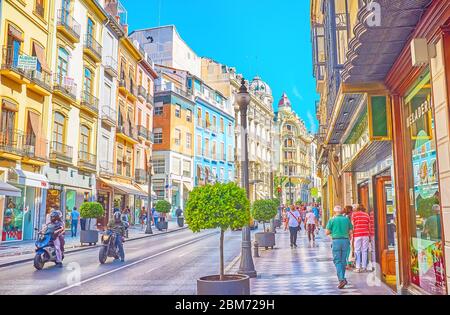 GRANADA, SPAIN - SEPTEMBER 25, 2019: The vibrant life in busy shopping Calle Reyes Catolicos street with luxury edifices, fast traffic, many fashion s Stock Photo