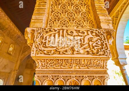 GRANADA, SPAIN - SEPTEMBER 25, 2019: The complex column in Generalife Summer Residence of Alhambra with sebka carvings, Quranic calligraphy and fine I Stock Photo