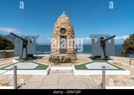 Hermanus, Western Cape, South Africa. 2019.  War memorial with two naval guns pointing inland to Hermanus, Western Cape, South Africa Stock Photo