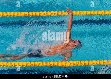 Aaron Peirsol (USA) competing in the Men's 100m backstroke heats. 2004 Olympic Summer Games, Athens, Greece. August 15, 2004 Stock Photo