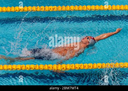 Aaron Peirsol (USA) competing in the Men's 100m backstroke heats. 2004 Olympic Summer Games, Athens, Greece. August 15, 2004 Stock Photo