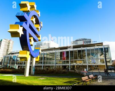 Euro currency symbol and the Opern-und-Schauspielhaus at the Willy-Brandt-Platz in the centre of Frankfurt am Main, Germany. Stock Photo