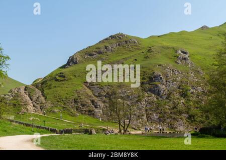 Beautiful Spring day at the Dovedale stepping stones in the Peak District National Park Stock Photo