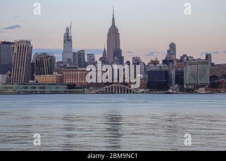 New York, New York, USA. 7th May, 2020. View of Manhattan Island from the city of Hoboken in the United States. New York City is the epicenter of the Coronavirus pandemic Credit: William Volcov/ZUMA Wire/Alamy Live News Stock Photo