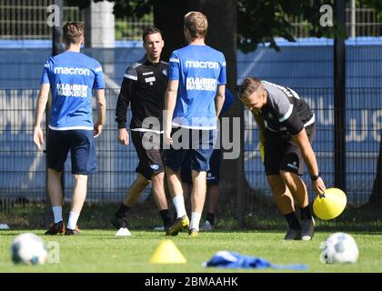 08 May 2020, Baden-Wuerttemberg, Karlsruhe: Christian Eichner (M), coach of the second division club Karlsruher SC, recorded during a team training in the Wildpark stadium. After match operations were suspended in March due to the Corona crisis, the current season is to be continued with ghost games from 16 May onwards. Photo: Uli Deck/dpa Stock Photo