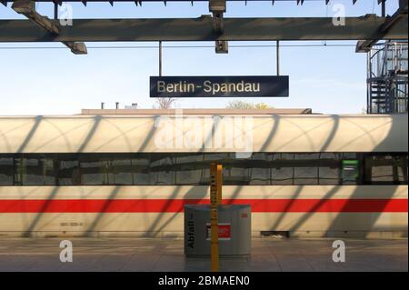 Der im Westen Berlins gelegene Bahnhof besitzt mit 440 Metern Länge die längste Bahnsteighalle in Deutschland. Stock Photo