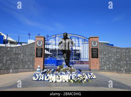 Liverpool, UK. 8th May, 2020. Everton's Goodison Park stadium during the suspension of the Premier League. The statue of legendary former Everton player Dixie Dean outside the locked gates of the stadium entrance Credit: Action Plus Sports/Alamy Live News Stock Photo