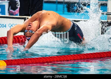 Aaron Peirsol (USA) starting the 100m backstroke finals. 2004 Olympic Summer Games, Athens, Greece. Stock Photo