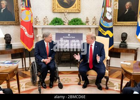 Washington, United States Of America. 07th May, 2020. Washington, United States of America. 07 May, 2020. U.S. President Donald Trump meets with Texas Gov. Greg Abbott in the Oval Office of the White House May 7, 2020 in Washington, DC. Credit: Tia Dufour/White House Photo/Alamy Live News