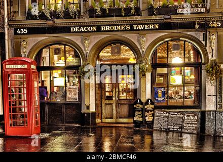 Exterior view of Deacon Brodie s Tavern on the Royal Mile in