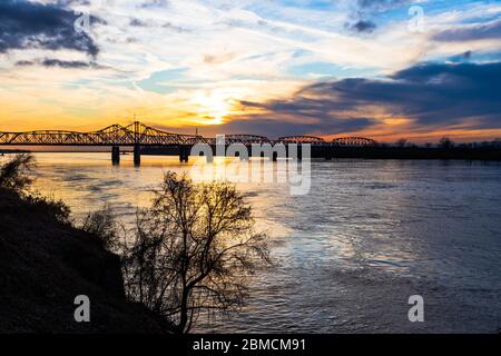 Sunset landscape of the Mississippi River bridge between Mississippi and Louisiana, in Vicksburg, MS. Stock Photo