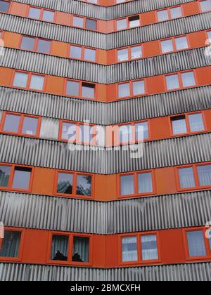 Beton Hochhaus orange rote Fenster in Berlin Stock Photo