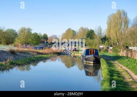 Narrowboats on the oxford canal early morning in spring. Heyford Wharf, Lower Heyford, Bicester, Oxfordshire, England Stock Photo