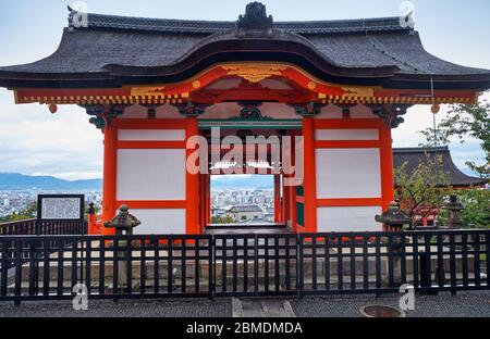 West (Sei-mon) gate of Kiyomizu-dera temple with the spectacular view of the surrounding mountains and old town. It has long been considered a gateway Stock Photo