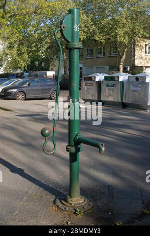 Eine Wasserpumpe am Straßenrand in Berlin-Spandau in der Altonaer Straße Ecke Grünhofer Weg; A water pump on the roadside in Berlin-Spandau.