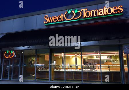 Orlando, United States. 08th May, 2020. A Sweet Tomatoes restaurant that was temporarily closed due to the COVID-19 pandemic is seen on the day that Garden Fresh Restaurants announced that it will not reopen its 97 Sweet Tomatoes and Souplantation locations across the United States. The company concluded that it would be difficult to continue operating their buffet-style chain in light of recent FDA recommendations to discontinue self-service restaurants as a way to curb the spread of the coronavirus. Credit: SOPA Images Limited/Alamy Live News Stock Photo