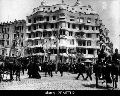 Barcelona. Final de las obras en la Casa Milá, 'La Pedrera', del arquitecto Antoni Gaudí, construída en el Paseo de Gracia por la familia Milá. Año 1909. Stock Photo