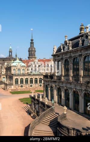 Dresden, Zwinger, Glockenspielpavillon, dahinter das Residenzschloss Stock Photo