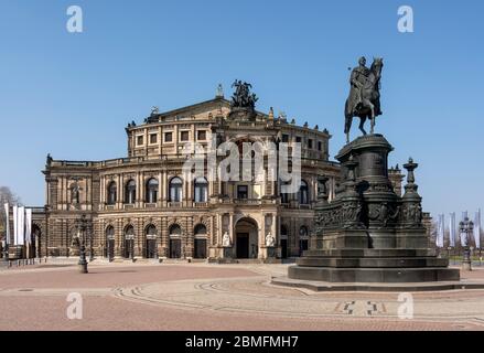 Dresden, Theaterplatz mit Semperoper und König-Johann-Denkmal, 1889 von Johannes Schilling Stock Photo