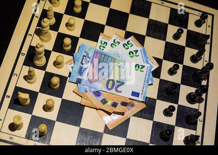 Top view of the chessboard ready to start the game and stake in the center Stock Photo