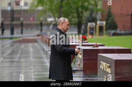 Moscow, Russia. 09th May, 2020. Russian President Vladimir Putin places flowers to mark the 75th anniversary of the victory over Nazi Germany in World War Two, at the Tomb of the Unknown Soldier along the Kremlin May 9, 2020 in Moscow, Russia. The annual Victory Day military parade and rally was cancelled because of the coronavirus pandemic. Credit: Alexei Druzhinin/Kremlin Pool/Alamy Live News Stock Photo