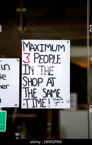 9th May 2020, London, UK - Sign on restaurant door in Mile End observing the Coronavirus pandemic outbreak lockdown restrictions saying 'Maximum 3 people in the shop at the same time' Stock Photo