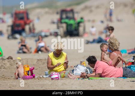 Egmond Aan Zee, Netherlands. 15th July, 2019. EGMOND AAN ZEE, 09-05-2020, Drukte op het strand ondanks corona. Busy beach despite corona virus Credit: Pro Shots/Alamy Live News Stock Photo